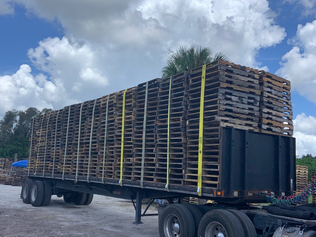 Dark flatbed Fontaine trailer