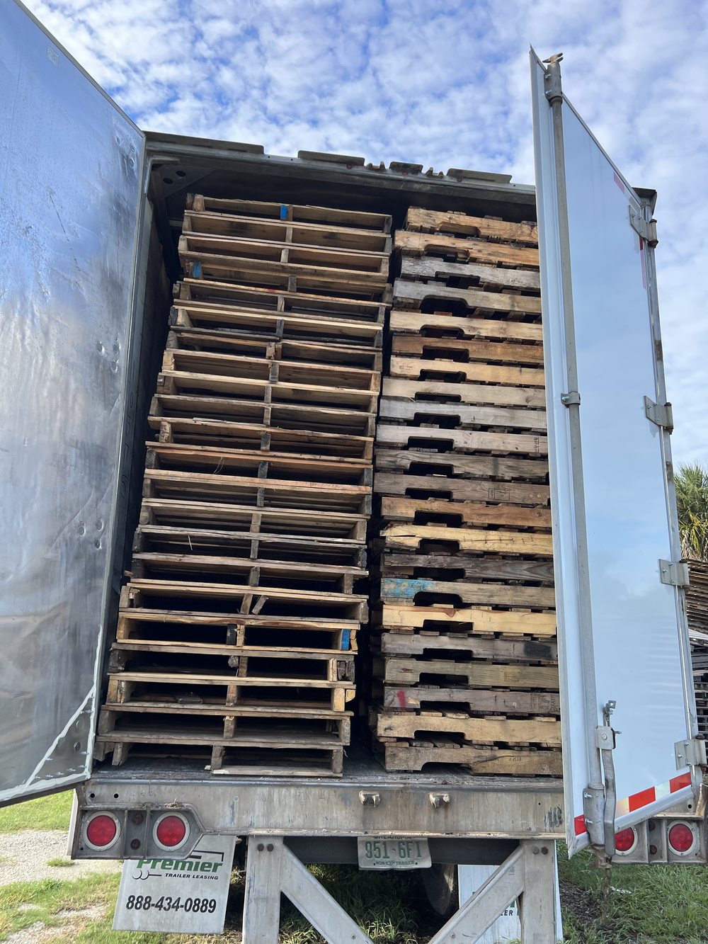 Overhead view of dry van trailer loaded with pallets for Florida delivery