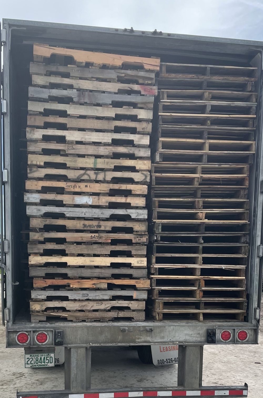 Dry van trailer loaded with mixed recycled pallets for Florida delivery