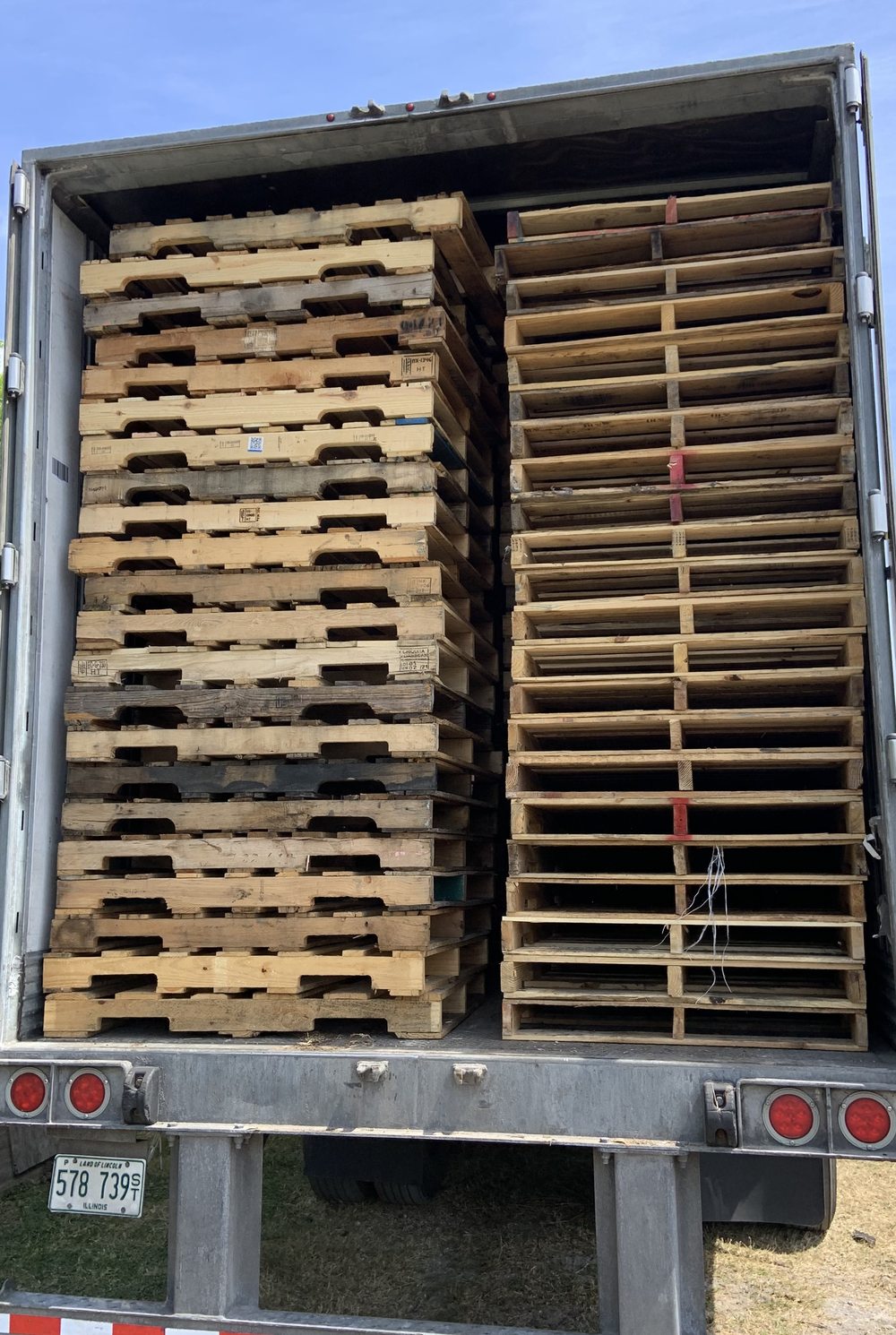 Loaded pallet delivery trailer Florida supply route dry van
