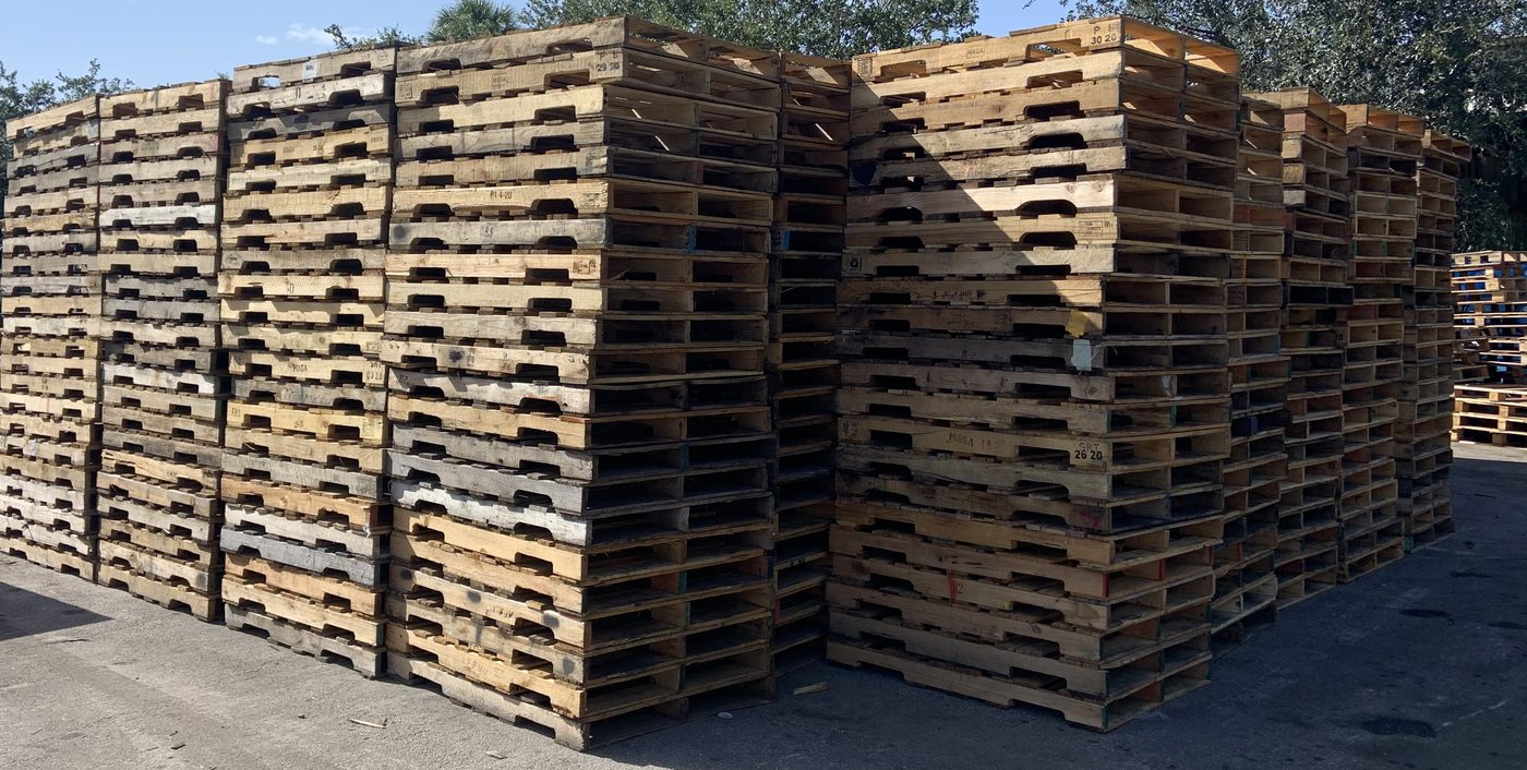 Rows of recycled GMA pallets stacked in Florida outdoor supply yard